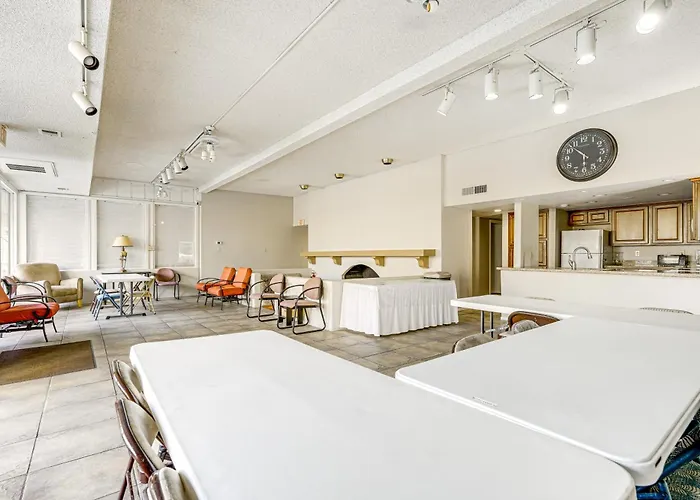 Old Town Oasis! Modern Unit W/ Resort-style Pool